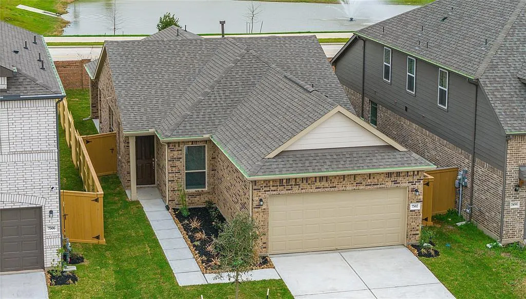 3 bed, 2.0 bath, 1600 sqft, $2,300 — Photo 1