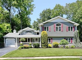 194 Lozier Ter, River Edge, NJ 07661