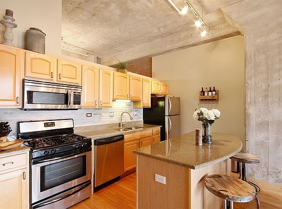 3rd image of 360 W Illinois St APT 4G