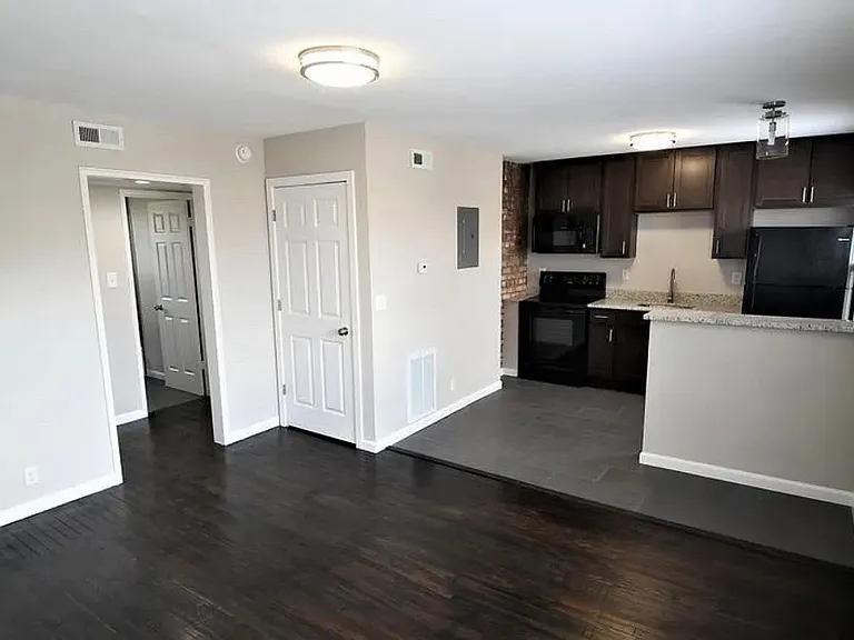 124 N Eddy St — Photo 4