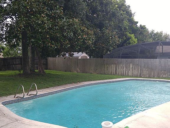 2nd image of 415 S Hawthorn Cir