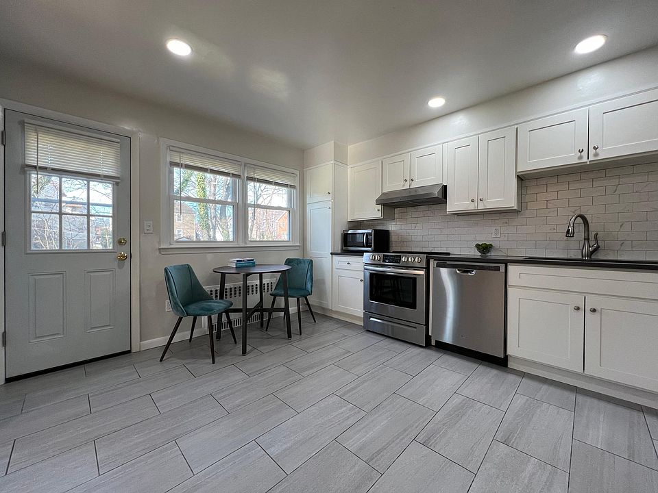 Kitchen w/ access to backyard