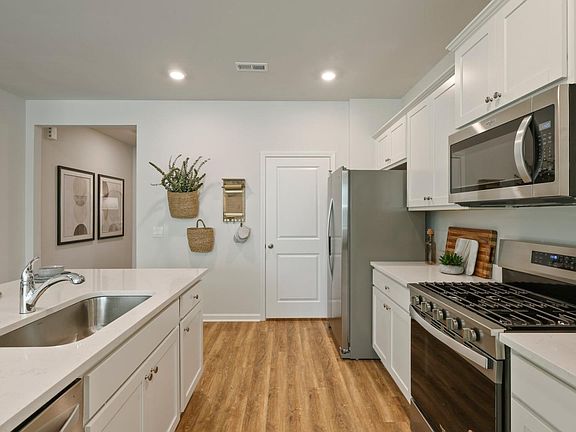 4th image of 797 Castle Hill Drive