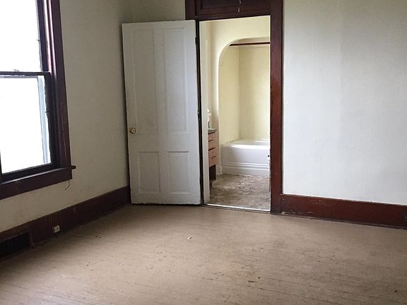 5th image of 154 Railroad St