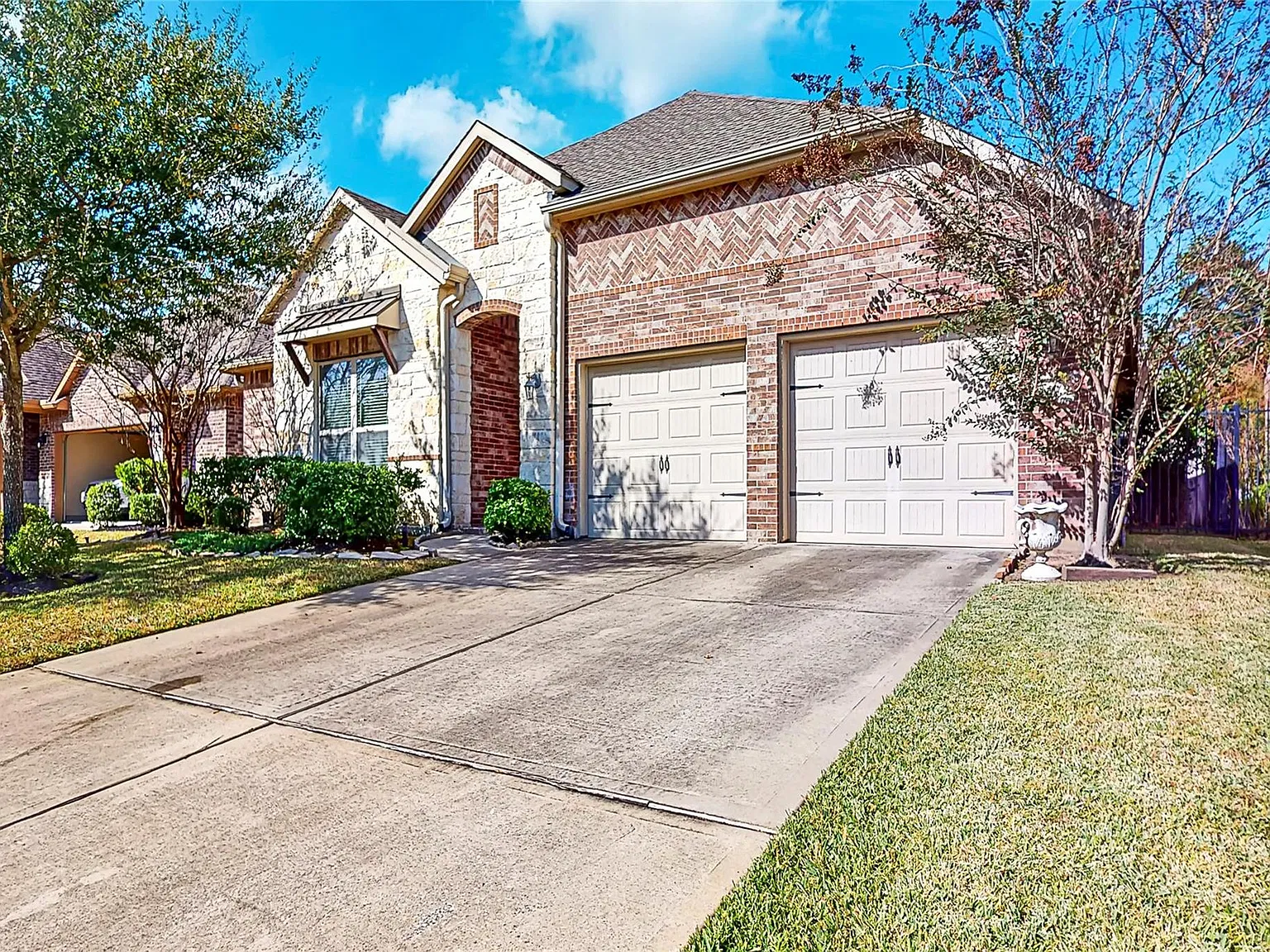 3 bed, 3.0 bath, 2680 sqft, $3,500 — Photo 2