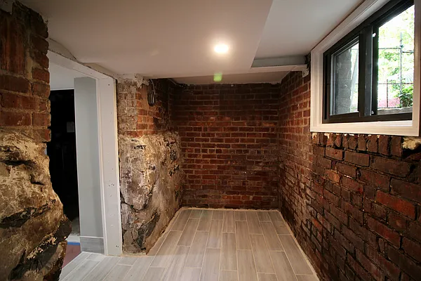 Rented by Hagstrom Management Inc | media 33