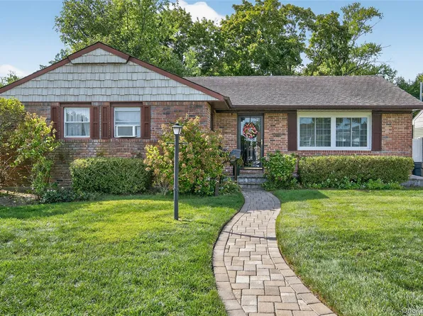 92 Hemlock Drive, Farmingdale, NY 11735