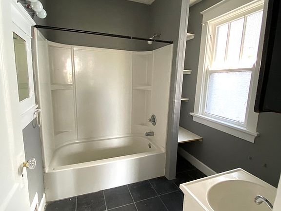 3rd image of 4735 Woodlawn Ave