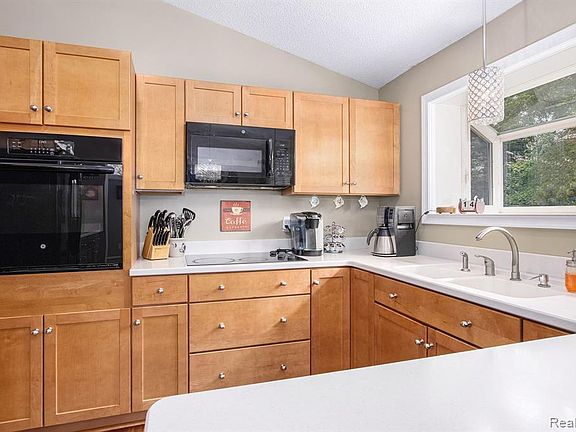 4th image of 4945 Iroquois Blvd