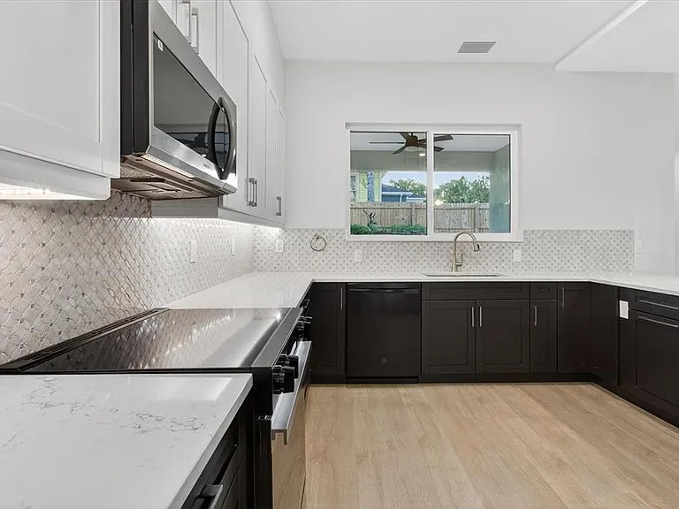 207 Athens St — Photo 32