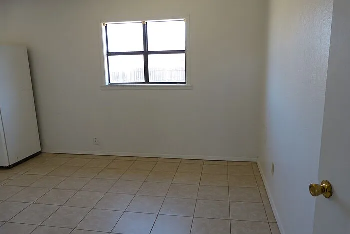 921 E Llano Estacado Blvd — Photo 4