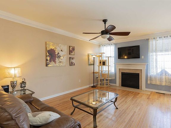 3rd image of 1319 Glastonbury Ln