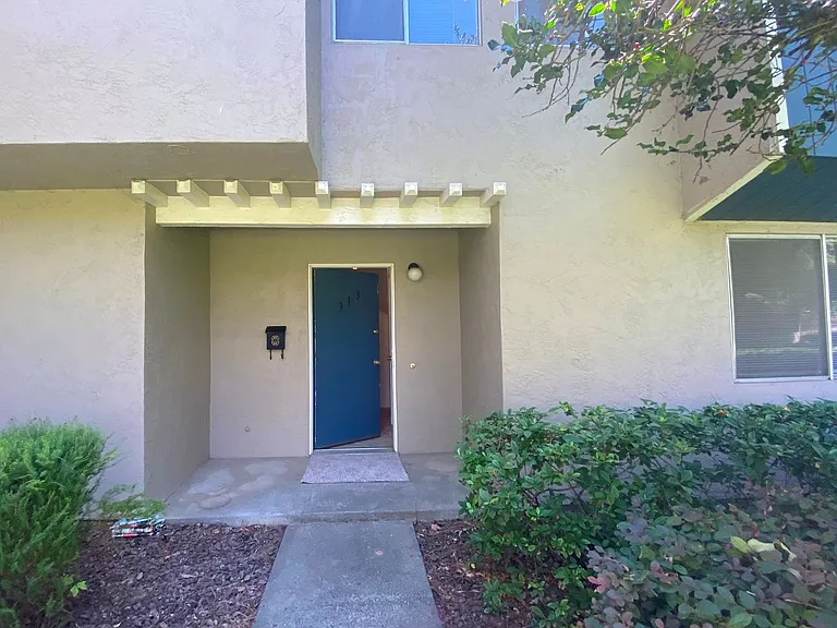 313 Eldridge Ave — Photo 2
