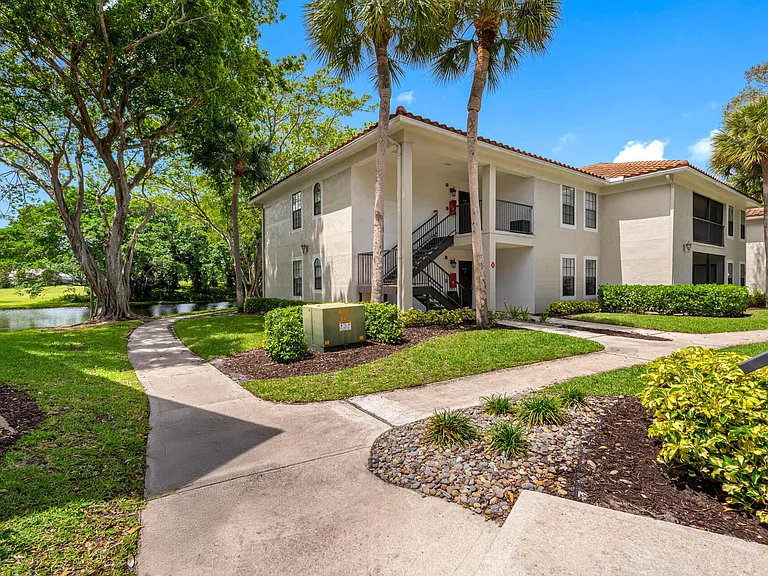 Mizner Court — Photo 38