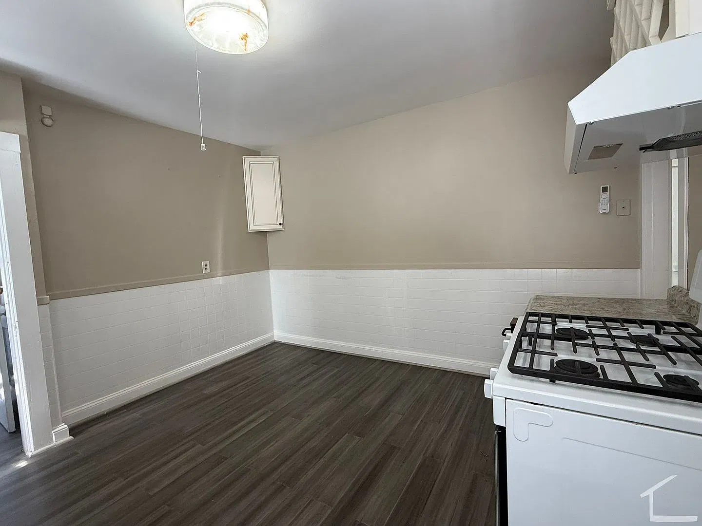 Charming 3 Bedroom-No Broker Fee — Photo 3