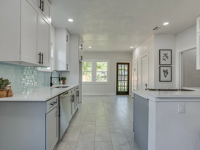 2035 W Summit Ave — Photo 12