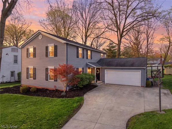 613 Welshire Dr, Bay Village, OH 44140