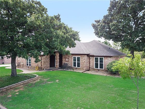 3rd image of 1803 Oxford Dr