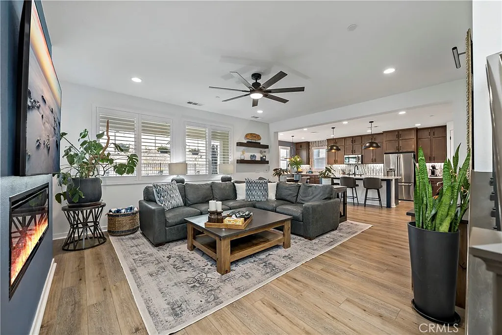 3 bed, 2.5 bath, 2225 sqft, $4,900 — Photo 4