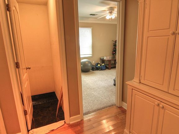 5th image of 814 W Kingwood Dr