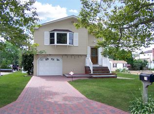 15 Kenmore St, Dix Hills, NY 11746