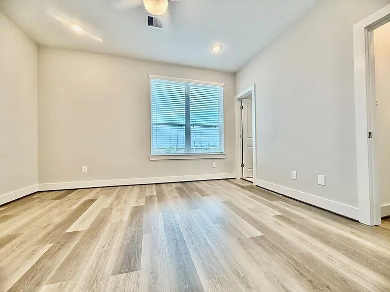 1254 N Post Oak Rd #B — Photo 15