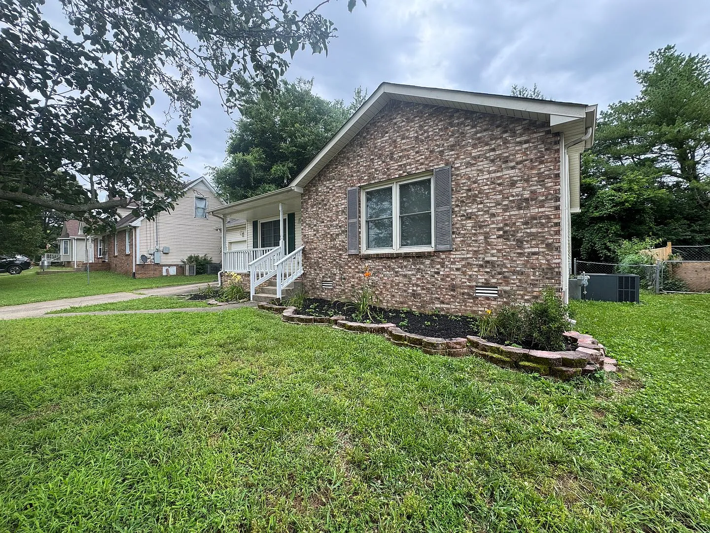 Charming Single-Family Home in Clarksville — Photo 3