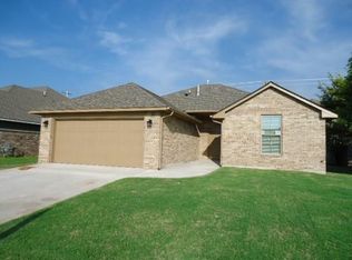 1408 Ridgeway Dr, Moore, OK 73160