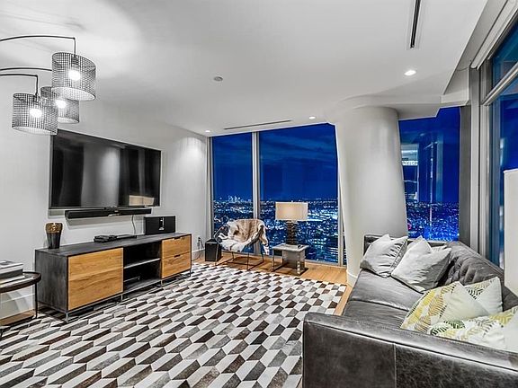 3rd image of 667 Howe St #4601