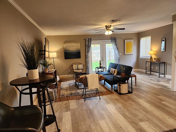 5th image of 110 Skinner Cir #D