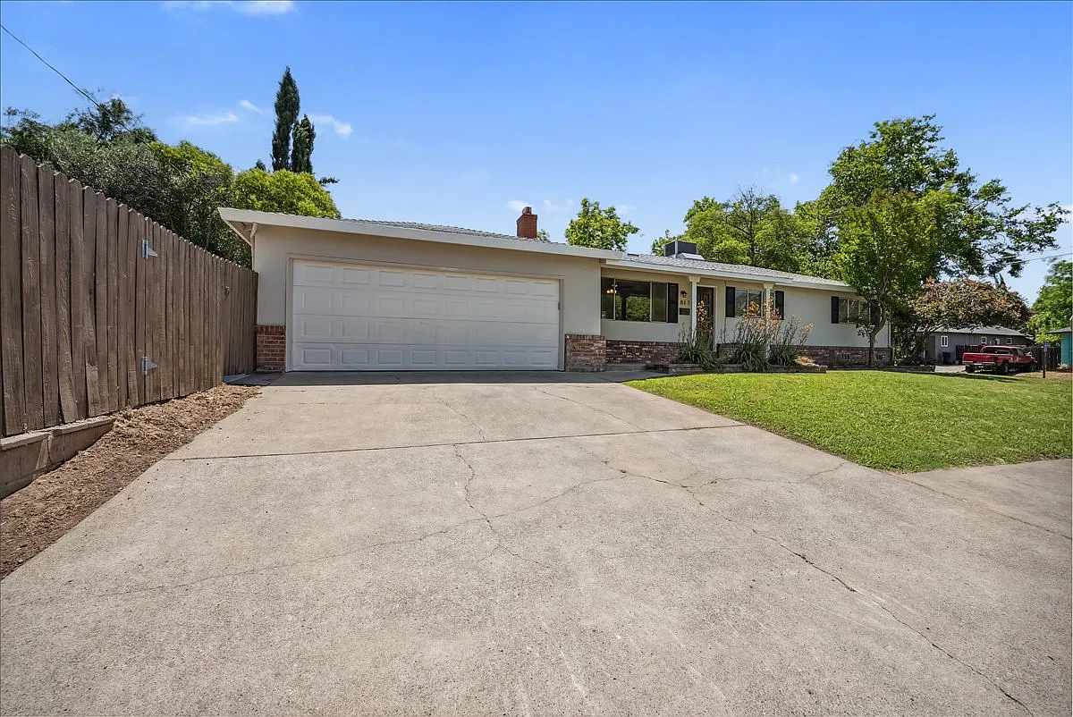 3 bed, 1.5 bath, 1143 sqft, $2,650 — Photo 2
