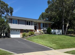 75 Parnell Dr, Smithtown, NY 11787