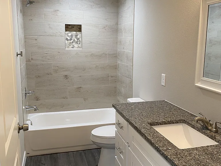 313 E Nelson St — Photo 17