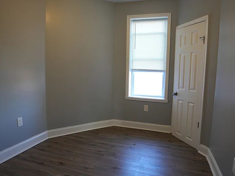 1204 Bonaparte Ave — Photo 8