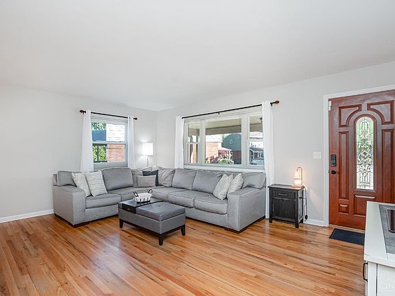 3rd image of 908 Fashion Ave