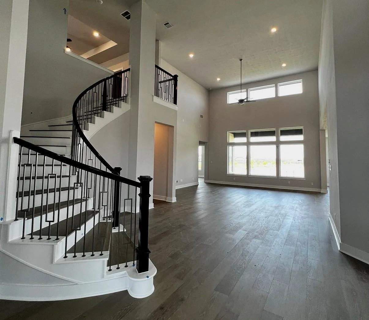 5 bed, 5.5 bath, 4720 sqft, $6,900 — Photo 2