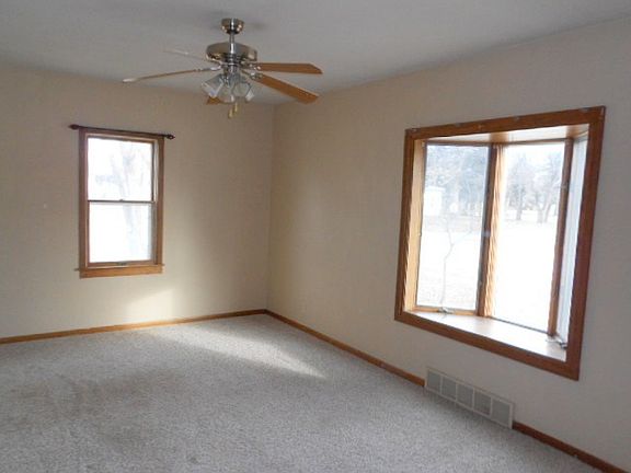 4th image of 307 N Quince St