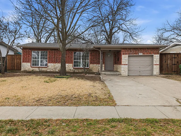 202 E Linda Dr — Photo 1