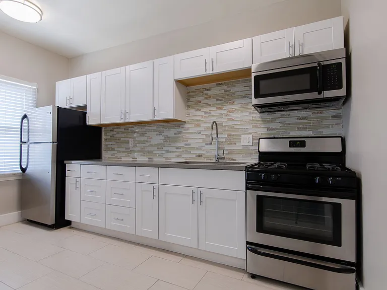 Gorgeous Newly Remodeled One Bedroom and Studios — Photo 6