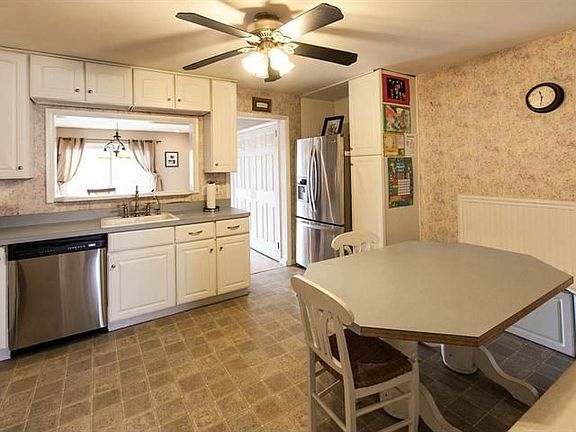 PAN VIEW OF KITCHEN & BREAKFAST NOOK