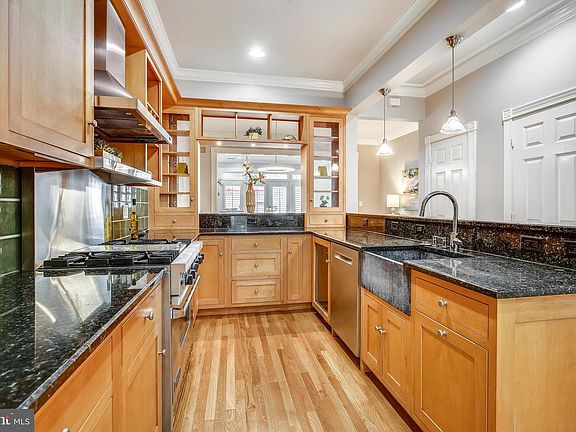 5th image of 122 Queen St