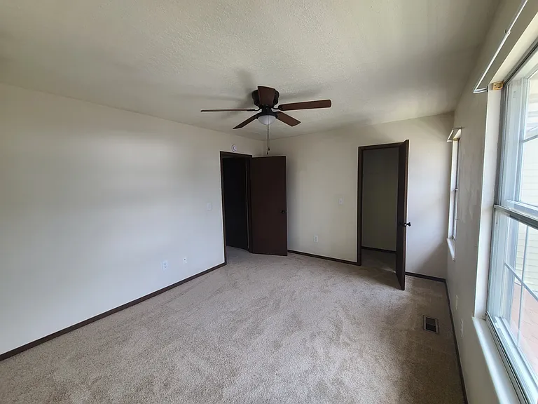 139 E Pike St — Photo 17