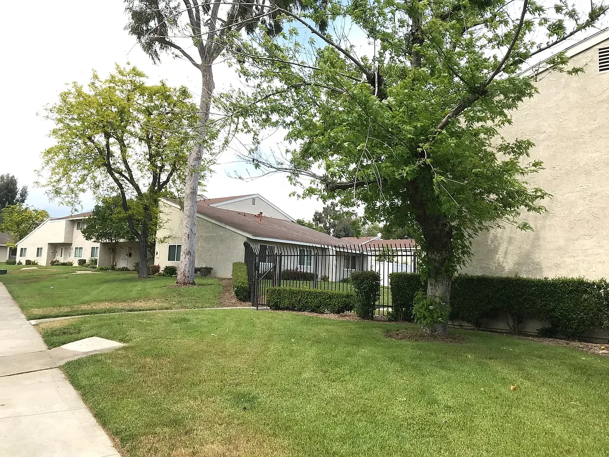 Building Photo - 1418 N Elderberry Ave