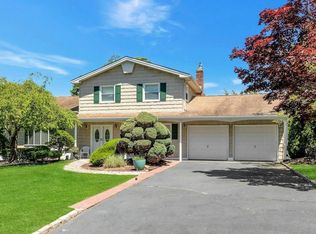 32 Berkshire Dr, Hauppauge, NY 11788