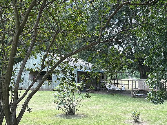 3rd image of 250 Howard Rd
