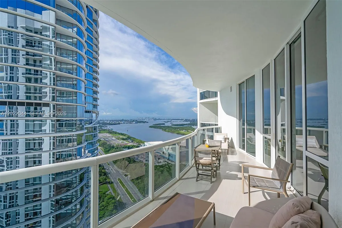 Building Photo - 15811 Collins Ave #3407