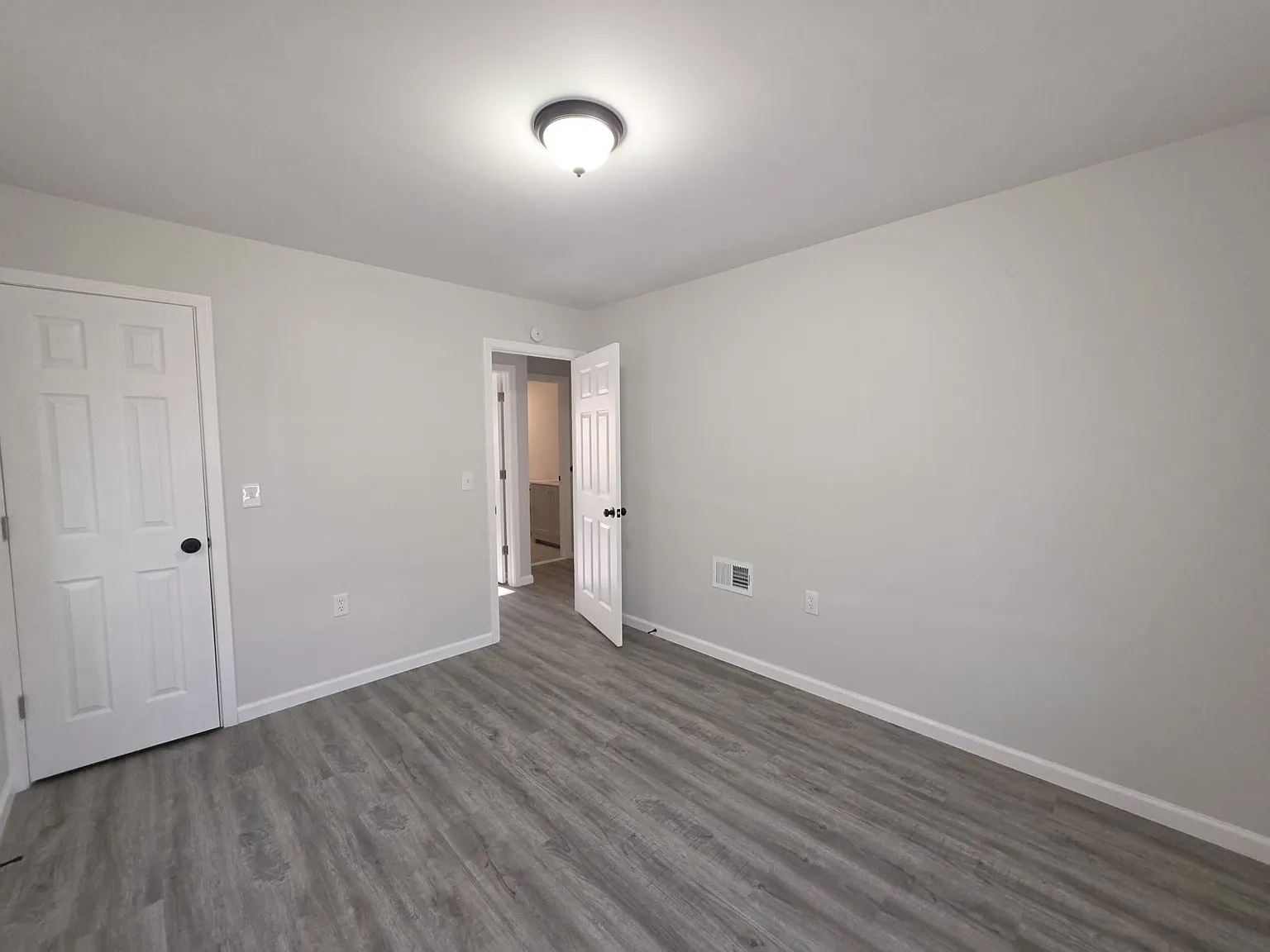 3 bed, 1063 sqft, $1,300 — Photo 3