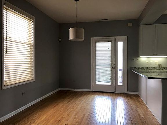 Dinning room area connected to the kitchen