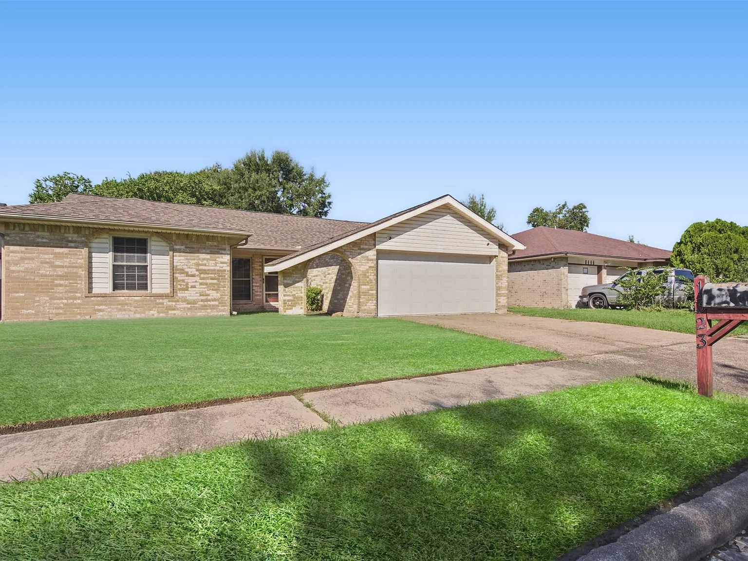 4 bed, 2.0 bath, 1720 sqft, $2,200 — Photo 3