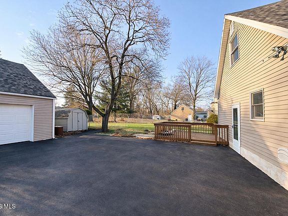 3rd image of 711 Sawyer Rd